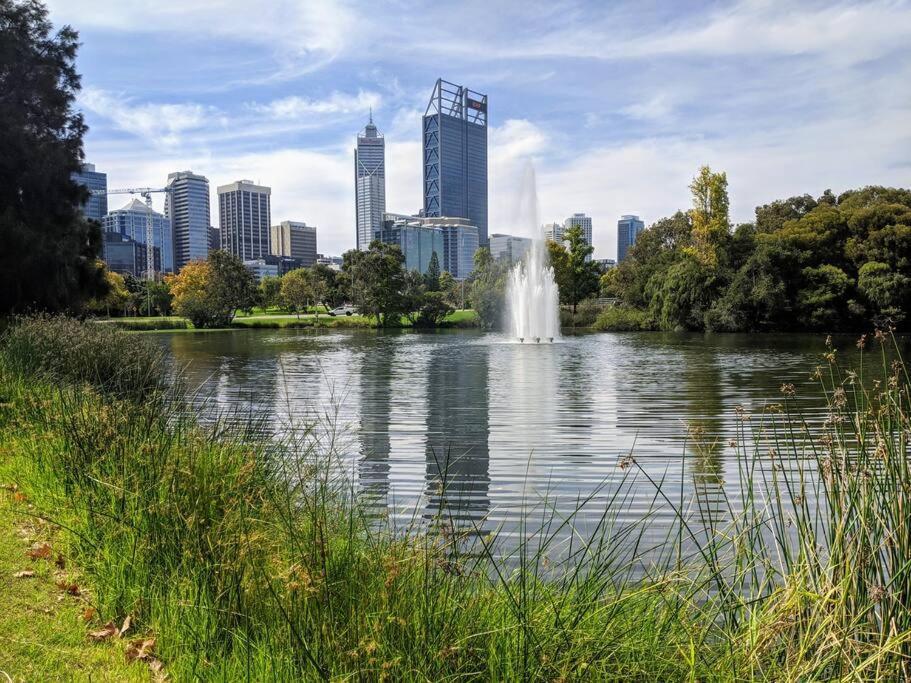 City & Lakeside With Free Parking, Pool And 10 Mins Walk Into The City Perth Buitenkant foto