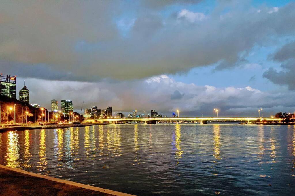 City & Lakeside With Free Parking, Pool And 10 Mins Walk Into The City Perth Buitenkant foto